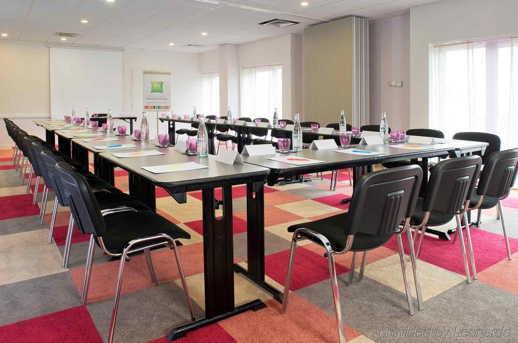 ホテル Ibis Styles Melun リュベル エクステリア 写真