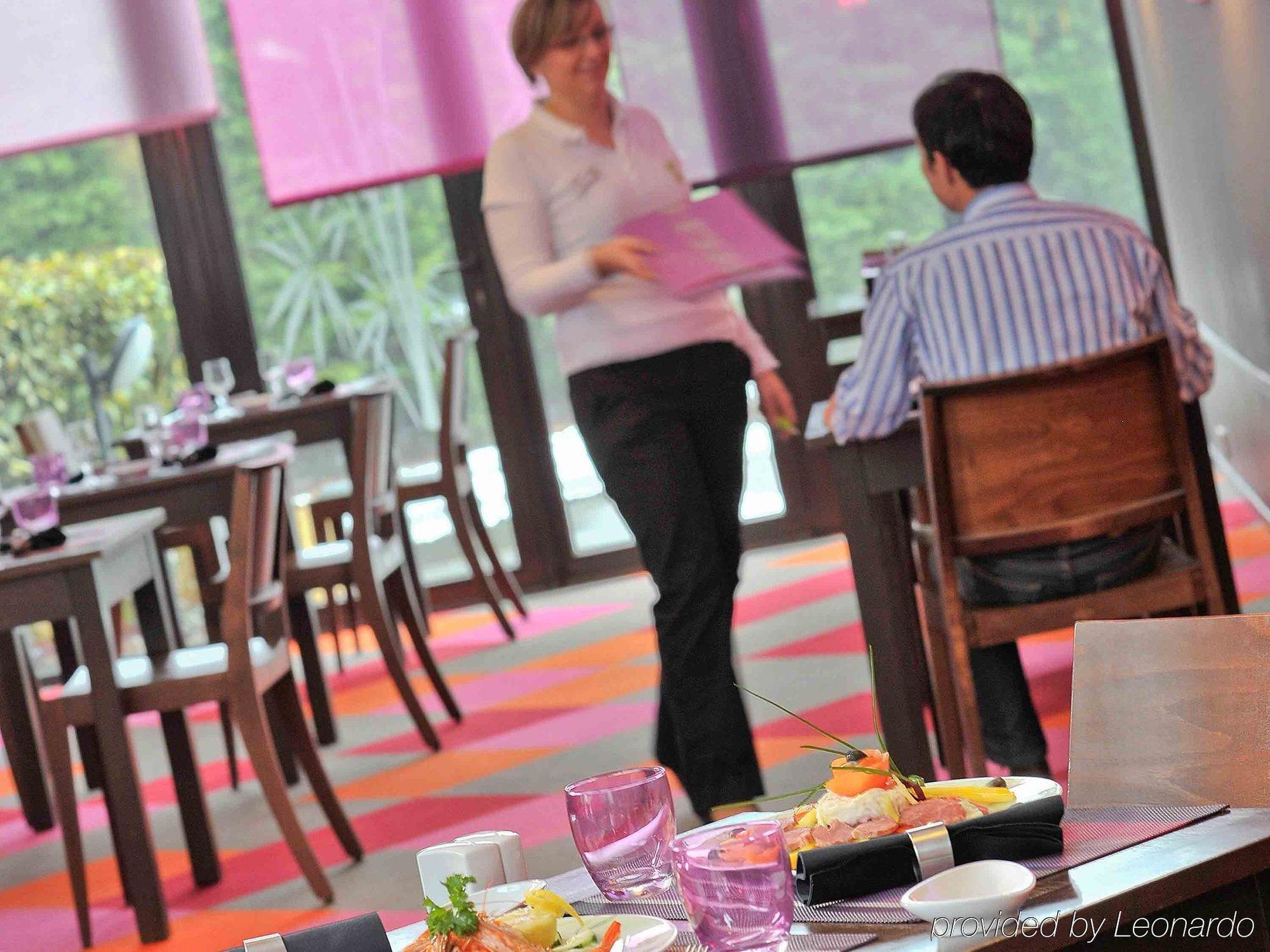 ホテル Ibis Styles Melun リュベル エクステリア 写真