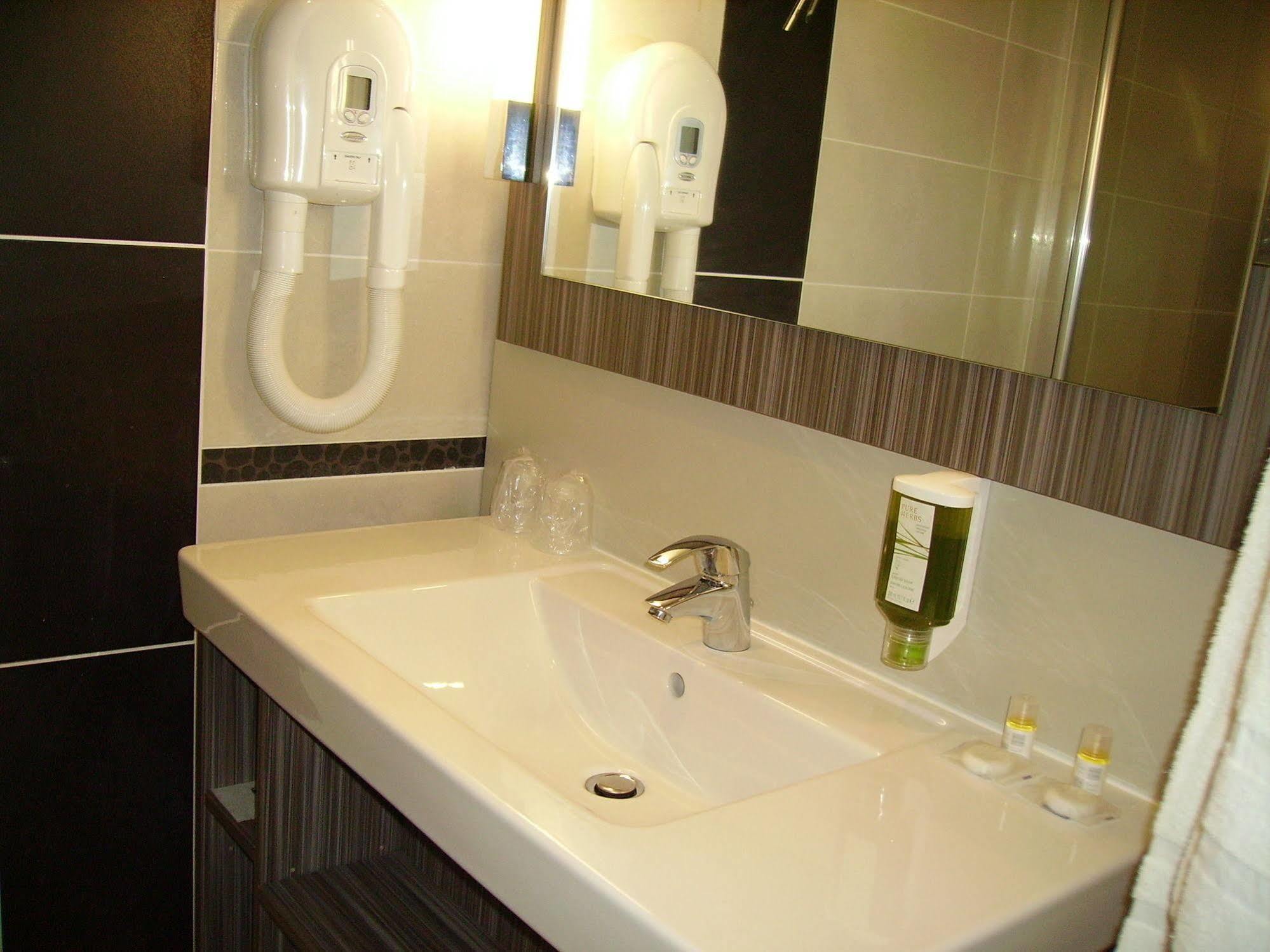 ホテル Ibis Styles Melun リュベル エクステリア 写真
